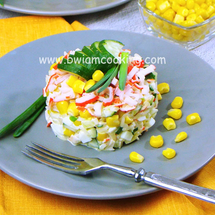 Салат с крабовыми палочками, рисом и кукурузой рецепт с видео