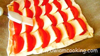 Пирог из слоеного теста с помидорами и сыром 4